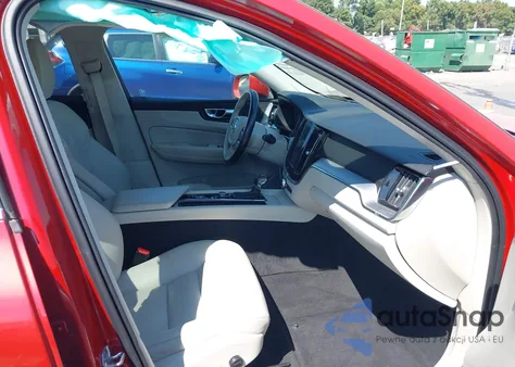 2021 Volvo Xc60 T5 Momentum z USA, uszkodzony, nr VIN YV4102RK1M1738035